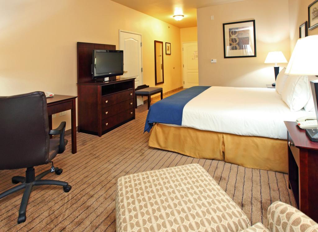Express & By Ihg Hotel Marshall